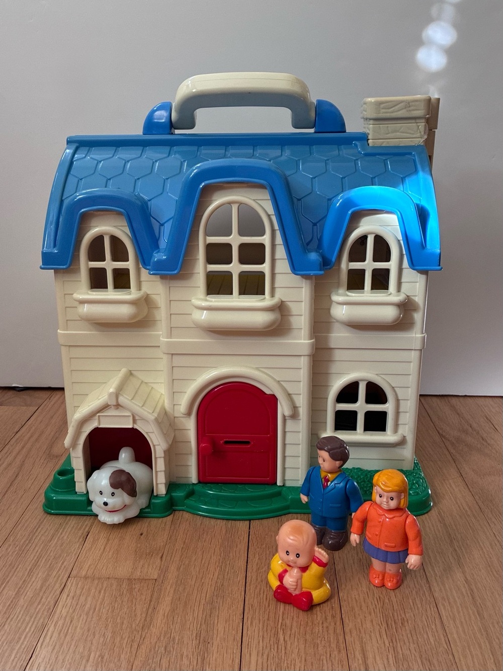 1999 Redbox Folding Carry Dollhouse
#22307, With Family: Mom, Dad, Baby, Dog